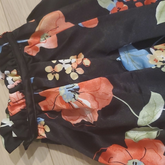 Black pencil dress with flowerly top - Picture 4 of 4